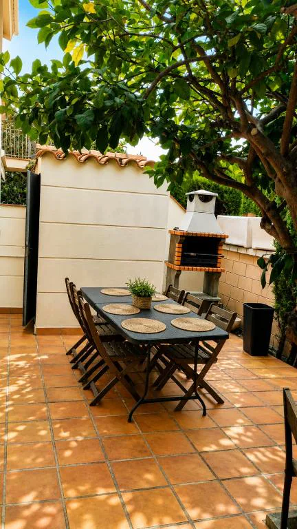 Patio con mesa para comer y barbacoa