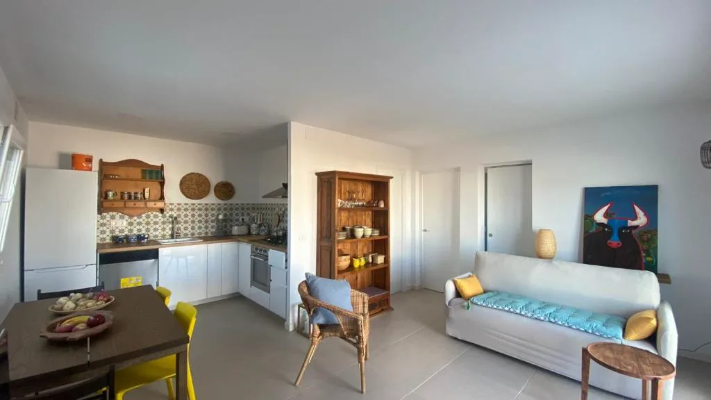 Cocina con comedor y mueble rústico