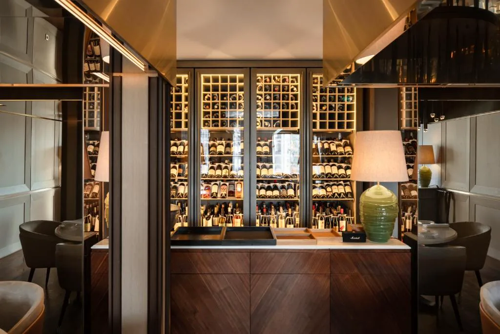 Bodega acristalada con selección de vinos del Duero y barra de madera, Casa da Calçada