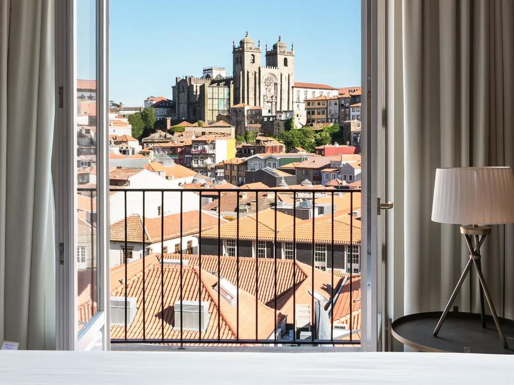 Vistas a la Sé Catedral de Oporto desde la ventana de una habitación, Casa da Companhia
