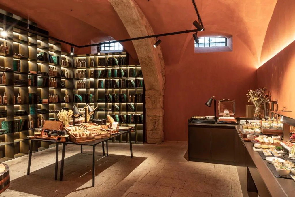 Sala de desayunos con bóvedas de piedra originales y buffet, Casa da Companhia