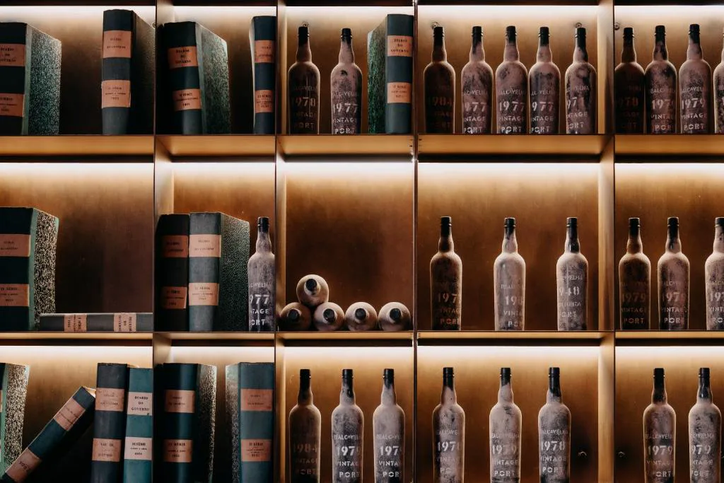Colección de botellas de vino de Oporto vintage expuestas en estanterías, Casa da Companhia
