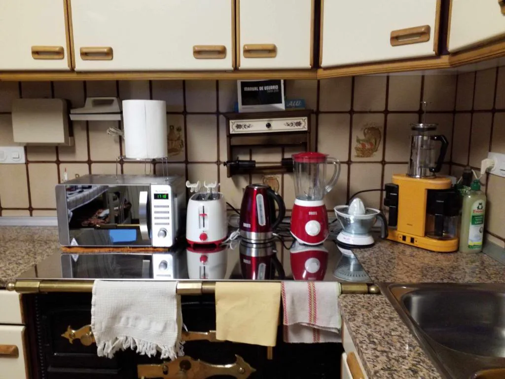 Cocina totalmente equipada con electrodomésticos y azulejo tradicional