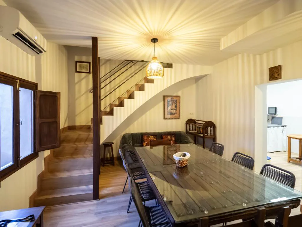Salón con escalera y mesa de comedor
