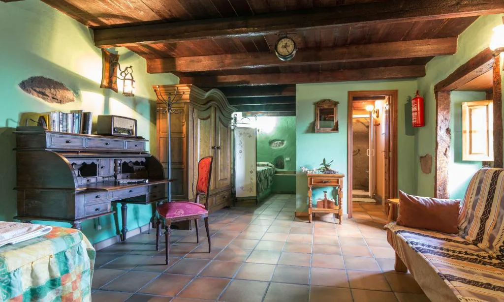 Salón con escritorio antiguo de persiana y armario de madera tallada, Casa de Mi Abuela Maria