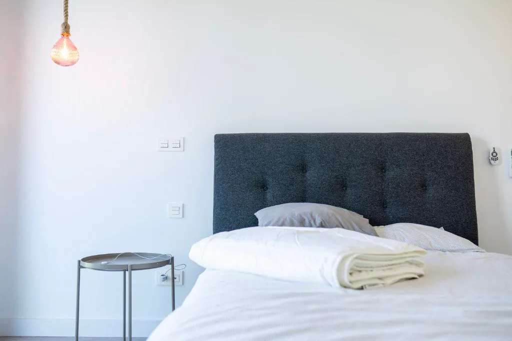 Dormitorio con cabecero gris