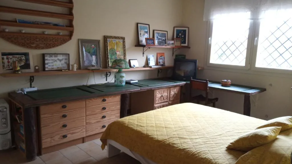 Dormitorio con estanterías de obras y recuerdos personales, Casa del Artista