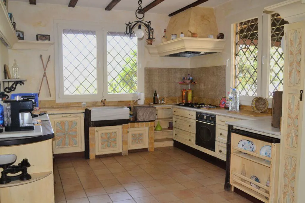 Cocina tradicional con azulejos pintados a mano y vigas de madera vista, Casa del Artista