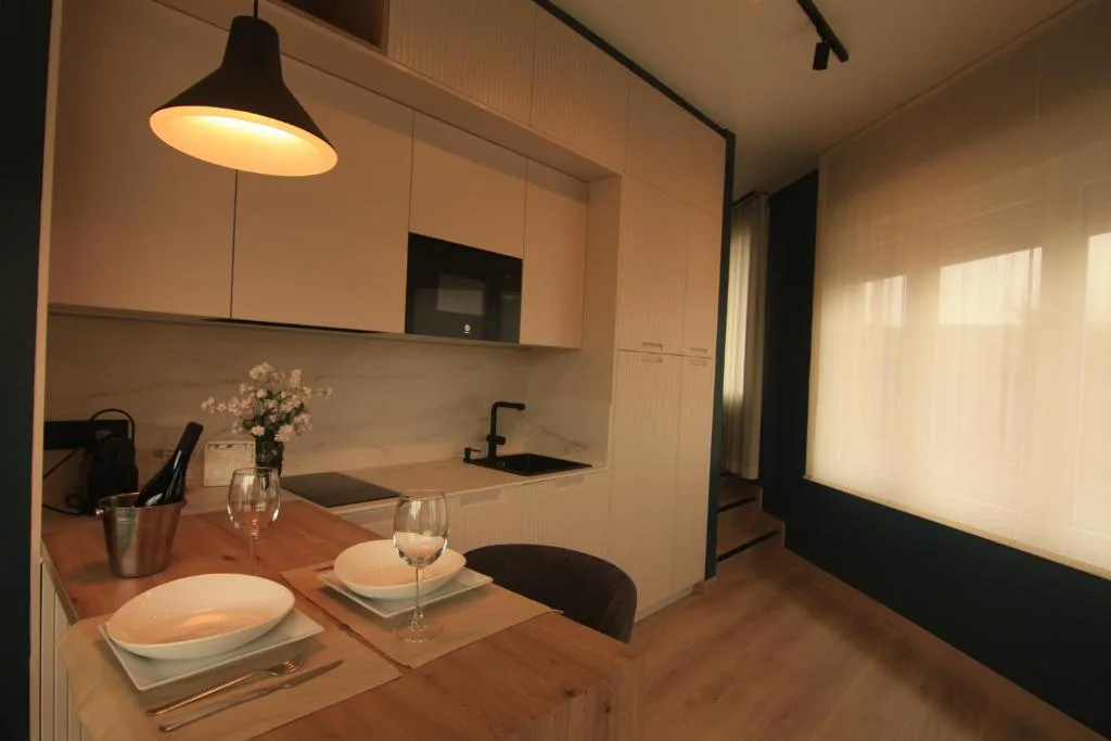 Cocina de diseño con encimera de mármol y flores frescas, Casa dos Americanos