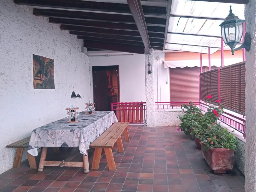 Sala cubierta con mesas y vigas de madera