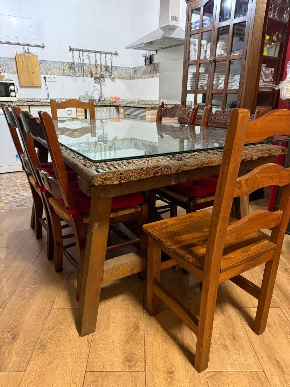 Mesa de comedor de madera con sillas de respaldo alto