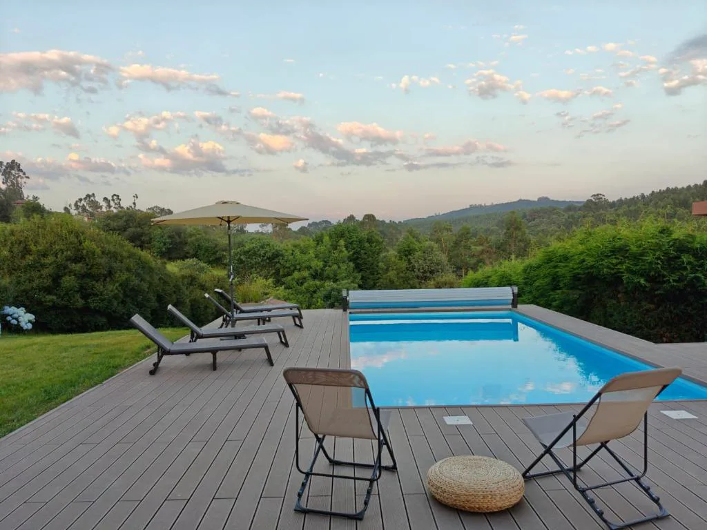 Piscina y jardín con vistas abiertas al valle
