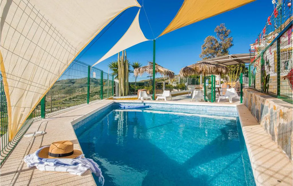 Piscina privada con toldos y vistas a la sierra