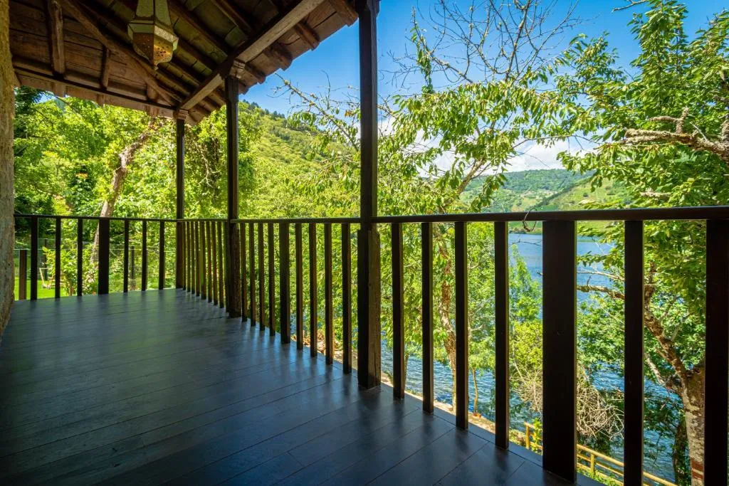 Porche de madera con vistas al río Miño y las laderas de la Ribeira Sacra, en Casa Escondida Aveiga
