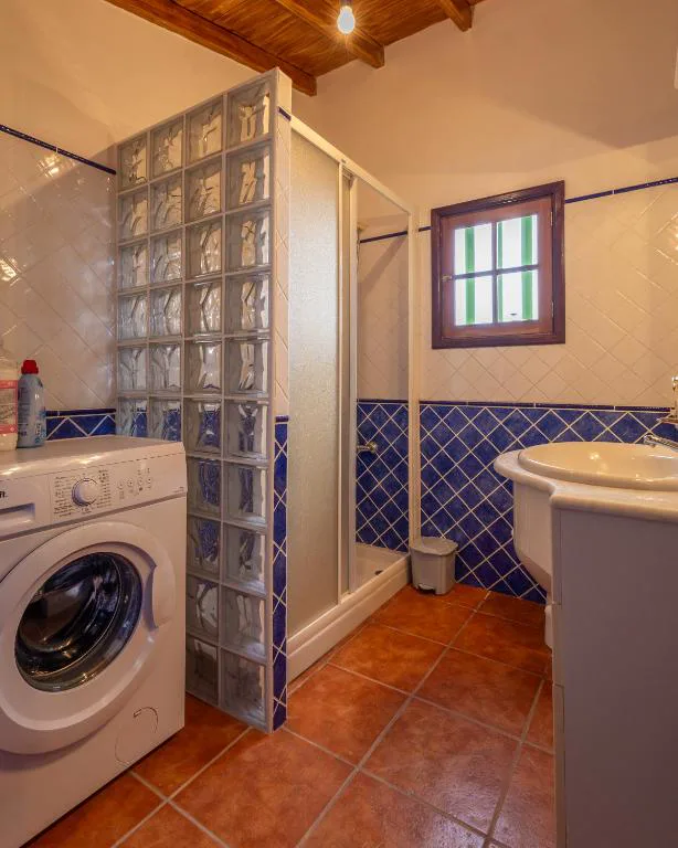 Baño tradicional con azulejo azul y mampara de vidrio, Casa de Los Establos
