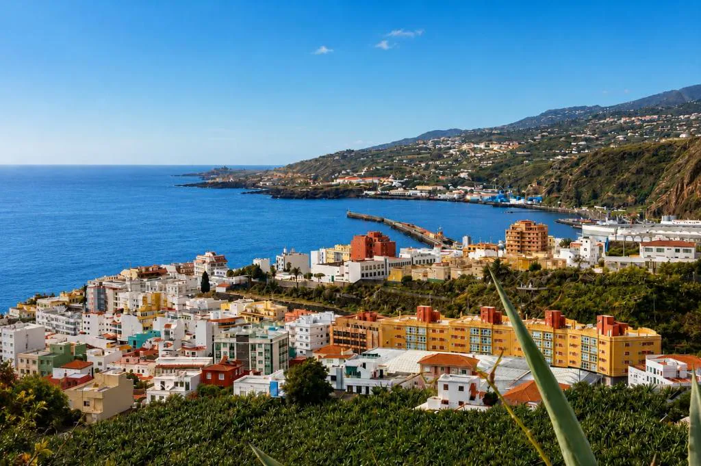 Vista aérea de la bahía y el casco histórico de Santa Cruz de la Palma entre plataneras
