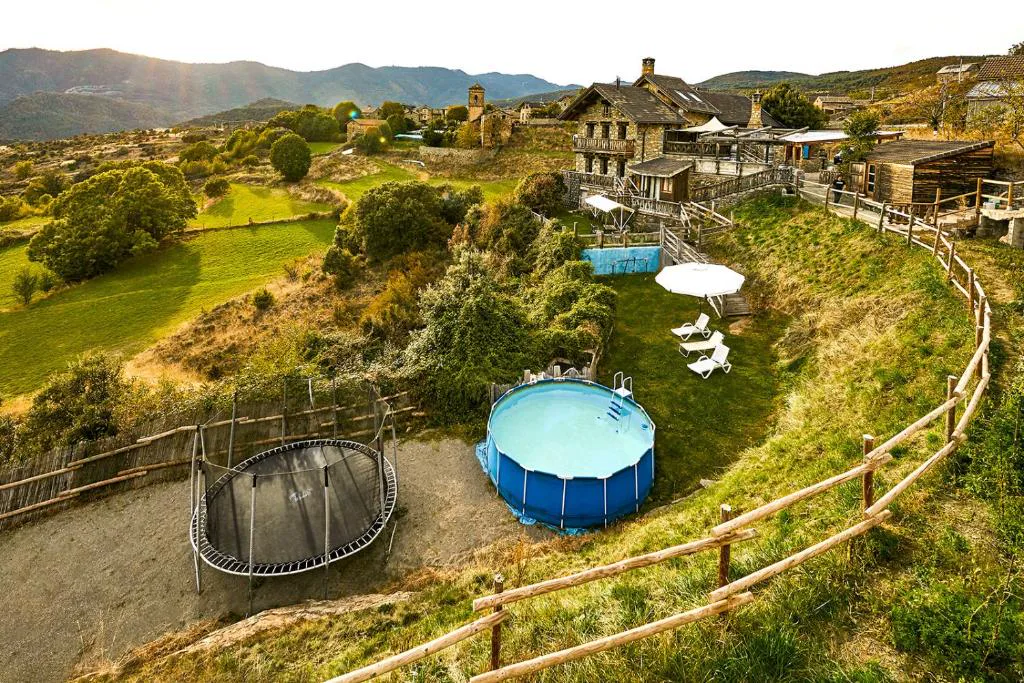 Piscina redonda desmontable en una ladera con vistas a las montañas