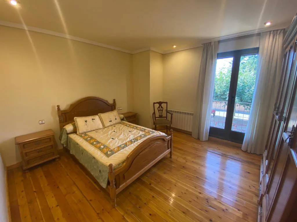 Dormitorio con cama de madera