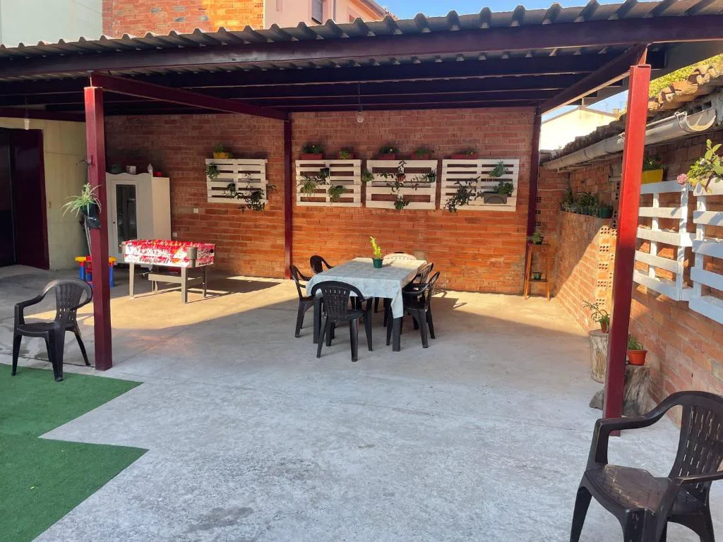 Porche con mesa de comedor