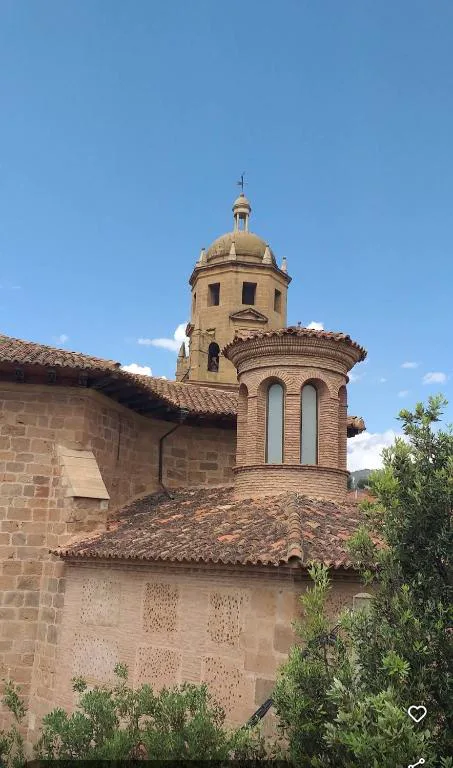 Campanario de ladrillo junto a la casa