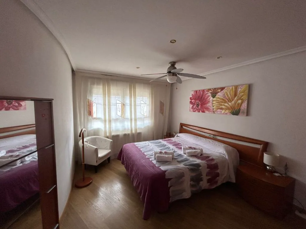Dormitorio con cabecero rosa