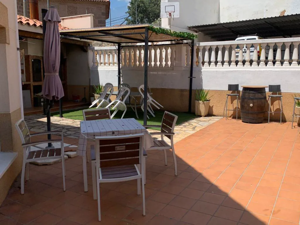 Terraza con pérgola y mesa
