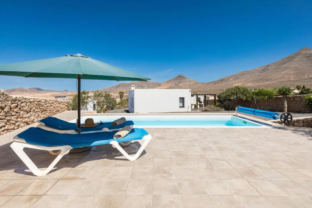 Piscina climatizada con la Montaña de Tindaya al fondo, Casa Marisa, Fuerteventura