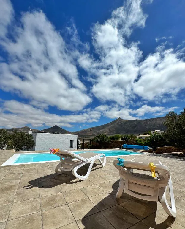 Cielo despejado sobre la piscina y las montañas volcánicas de Fuerteventura, Casa Marisa