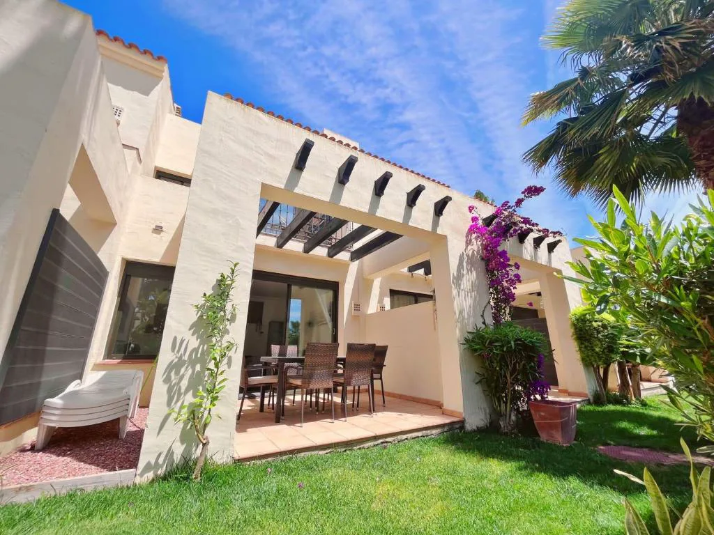 Adosado con pérgola y jardín de césped