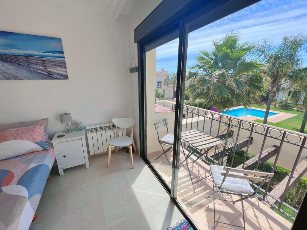 Dormitorio con ventanal y vistas al jardín