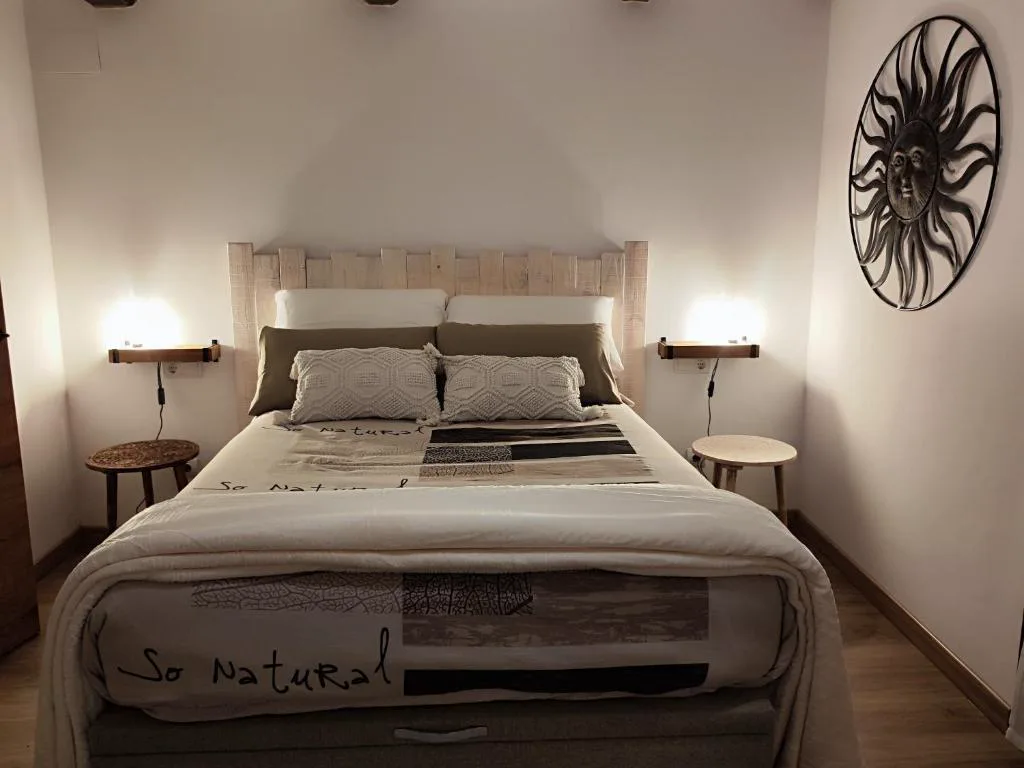 Habitación con cabecero de mimbre y almohadas