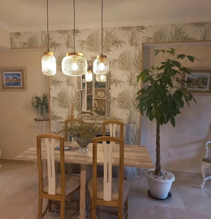 Comedor con mesa y lámparas colgantes