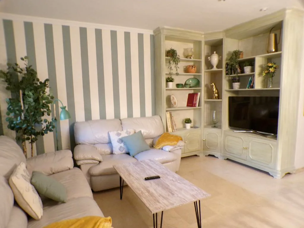 Salón con estanterías y sofá