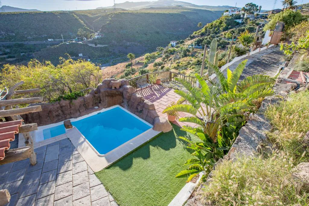 Vista aérea de la piscina y la terraza sobre el valle, Casa Oronado