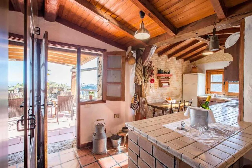 Cocina tradicional con techo de madera y vasijas antiguas de cobre, Casa Oronado