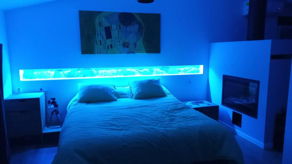 Habitación con luz azul y cama grande