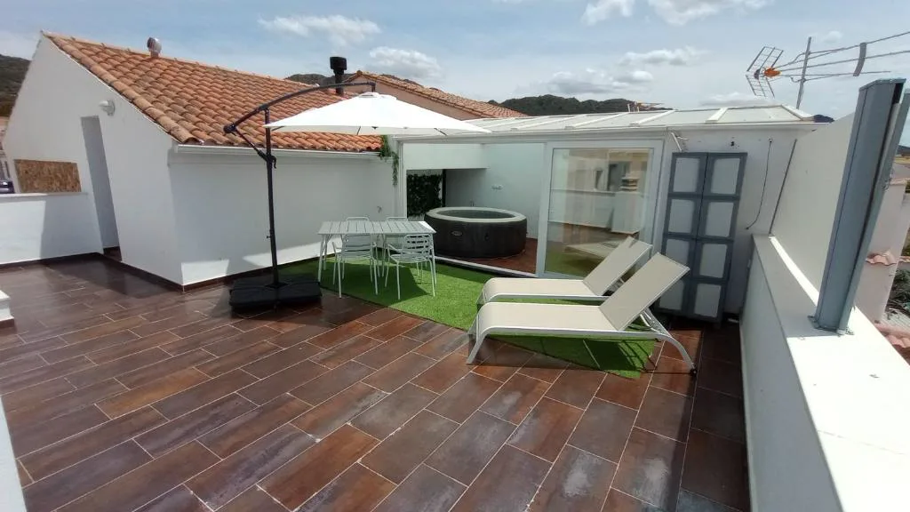 Patio con tejado y zona de descanso