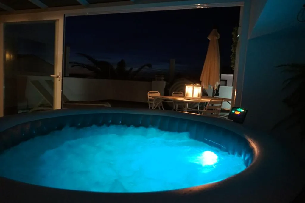 Piscina redonda iluminada de noche