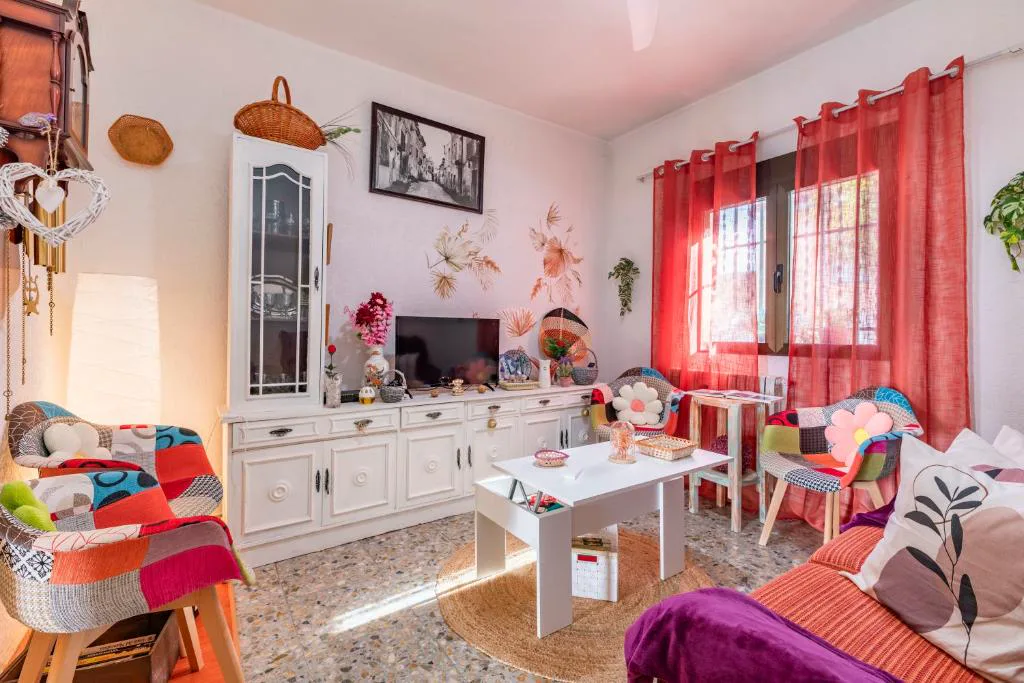 Salón con sofás y cortinas rojas