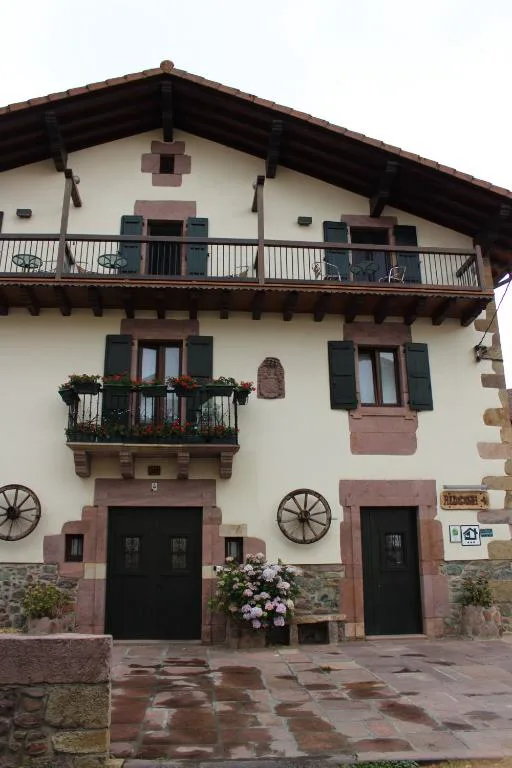 Fachada de caserío vasco con balcones de madera