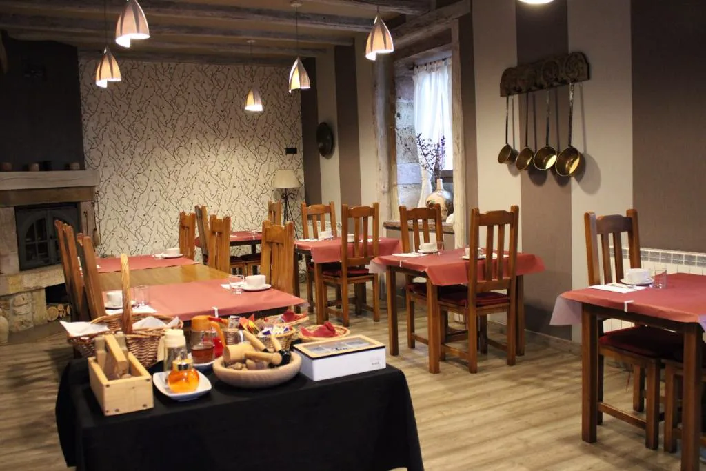 Mesa con desayuno servido junto a vigas de madera