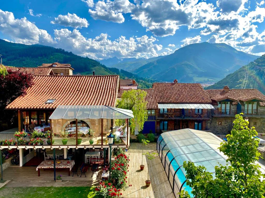 Vista del valle con la piscina cubierta y las casas