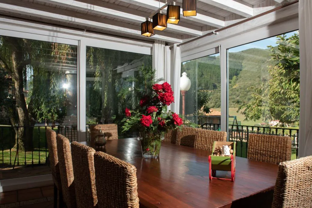 Comedor acristalado con flores sobre la mesa