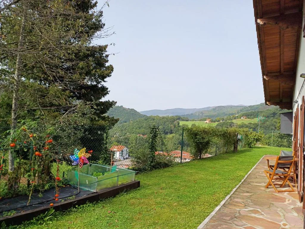 Jardín con césped y vistas al valle