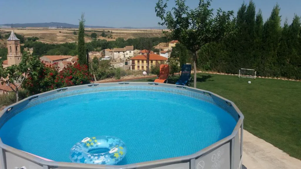 Piscina desmontable redonda con vistas al pueblo