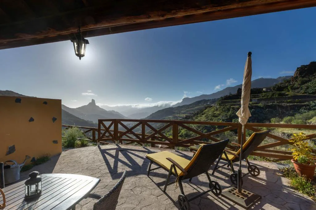 Terraza con tumbonas y vistas directas al Roque Bentayga desde la casa rural, Tejeda, Gran Canaria