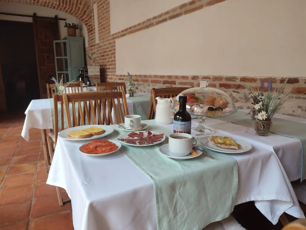 Mesa de desayuno servida con flores