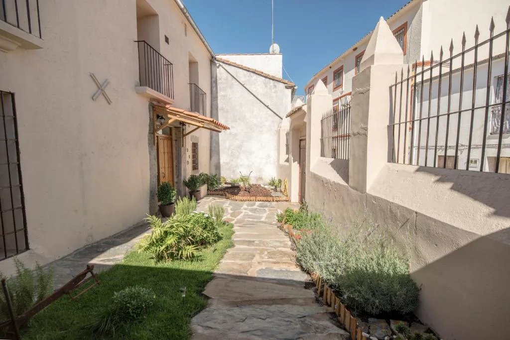 Callejón blanco entre casas del pueblo