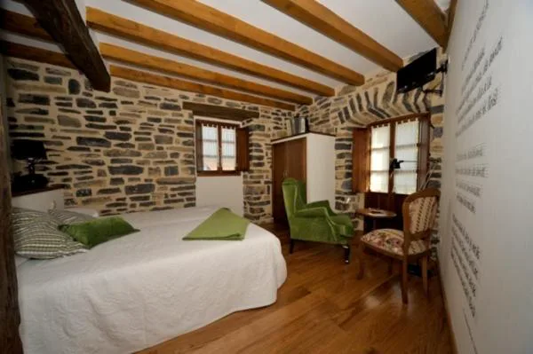 Habitación con vigas y paredes de piedra
