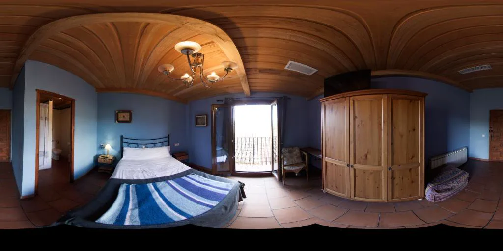 Habitación con cama de matrimonio
